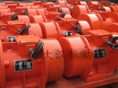 YZS振動(dòng)電機(jī)：加裝防護(hù)外殼，密封性強(qiáng)不易損壞。
