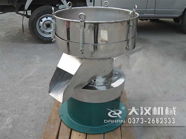 涂料振動篩由：框體，振動斗，出料口，振動電機底座等部件組成