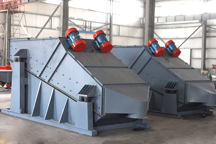 ZSG礦用振動(dòng)篩采用雙電機(jī)振動(dòng)，電機(jī)位置安裝在頂部，便于更好的傳遞振動(dòng)力。