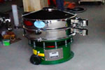800型單層三次元振動(dòng)篩，產(chǎn)量可達(dá)800kg/h。