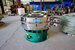 1200型三次元振動(dòng)篩，產(chǎn)量可達(dá)2100kg/h。
